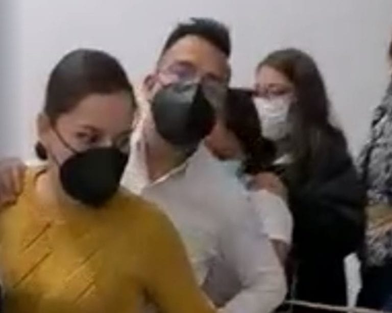 Grupo feminista irrumpe en el Ministerio Público e intenta liberar a un agente corrupto