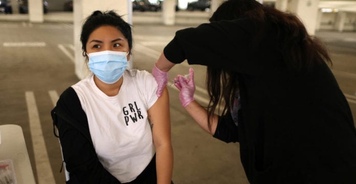 En 90 días de gobierno, Biden ha logrado vacunar al 51% de los adultos en EU