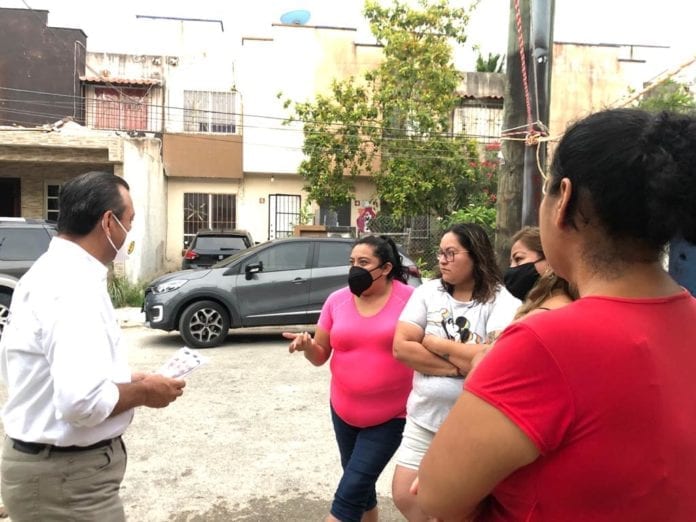 Arropado por simpatizantes, el candidato ciudadano de la alianza Va por México a la Diputación Federal por el Distrito Electoral 03, Eloy Peniche, sigue adelante con su campaña, en la que una de sus propuestas es la de igualdad salarial para las mujeres.