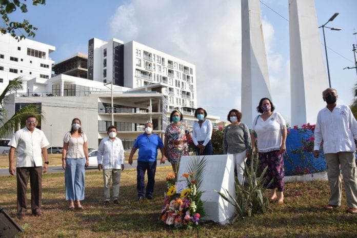 Cancún, Quintana Roo.-Con motivo del 51 Aniversario de Cancún, el Ayuntamiento de Benito Juárez, realizó una ofrenda floral en homenaje a este importante polo turístico. Desde muy temprano en el Monumento al Pionero localizado en Avenida Tulum con Avenida Contoy, autoridades y ciudadanos se dieron cita para realzar una ofrenda floral por el 51 Aniversario de la Fundación de Cancún. Este homenaje se hace en honor a los hombres y mujeres que fueron los primeros pobladores de esta joven ciudad que se convirtió en un destino turístico internacional. En este evento participaron presidentes e integrantes de asociaciones civiles como Pioneros de Cancún cuya presidenta es Guadalupe del Rosario González; Forjadores de Cancún con su representante Lidia Aguilar de Espadas y Fundadores de Cancún con la participación de su Vicepresidenta, Macarena Carretero Valdivia. También te puede interesar: Canadá y Brasil rumbo a la final del 1er campeonato femenil Cancún Hub 2021 También asistieron autoridades como la Encargada de Despacho de la Presidencia Municipal de Benito Juárez sin olvidar la algarabía del trío musical del Ayuntamiento de Benito Juárez que entonó la melodía “Me está llamando Cancún”, cuya autoría es de Luis Felipe Castillo, en recuerdo a las acciones ciudadanas para dar identidad a esta joven ciudad que hoy cumple 51 años de fundada.