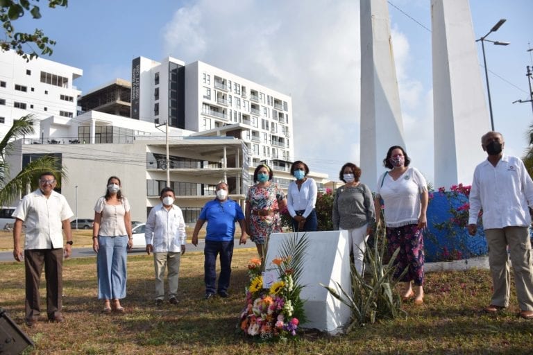 Cancún, Quintana Roo.-Con motivo del 51 Aniversario de Cancún, el Ayuntamiento de Benito Juárez, realizó una ofrenda floral en homenaje a este importante polo turístico. Desde muy temprano en el Monumento al Pionero localizado en Avenida Tulum con Avenida Contoy, autoridades y ciudadanos se dieron cita para realzar una ofrenda floral por el 51 Aniversario de la Fundación de Cancún. Este homenaje se hace en honor a los hombres y mujeres que fueron los primeros pobladores de esta joven ciudad que se convirtió en un destino turístico internacional. En este evento participaron presidentes e integrantes de asociaciones civiles como Pioneros de Cancún cuya presidenta es Guadalupe del Rosario González; Forjadores de Cancún con su representante Lidia Aguilar de Espadas y Fundadores de Cancún con la participación de su Vicepresidenta, Macarena Carretero Valdivia. También te puede interesar: Canadá y Brasil rumbo a la final del 1er campeonato femenil Cancún Hub 2021 También asistieron autoridades como la Encargada de Despacho de la Presidencia Municipal de Benito Juárez sin olvidar la algarabía del trío musical del Ayuntamiento de Benito Juárez que entonó la melodía “Me está llamando Cancún”, cuya autoría es de Luis Felipe Castillo, en recuerdo a las acciones ciudadanas para dar identidad a esta joven ciudad que hoy cumple 51 años de fundada.