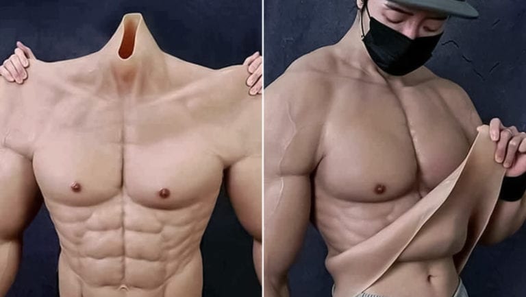 Crean un traje hiperrealista que hace parecer a los hombres musculosos