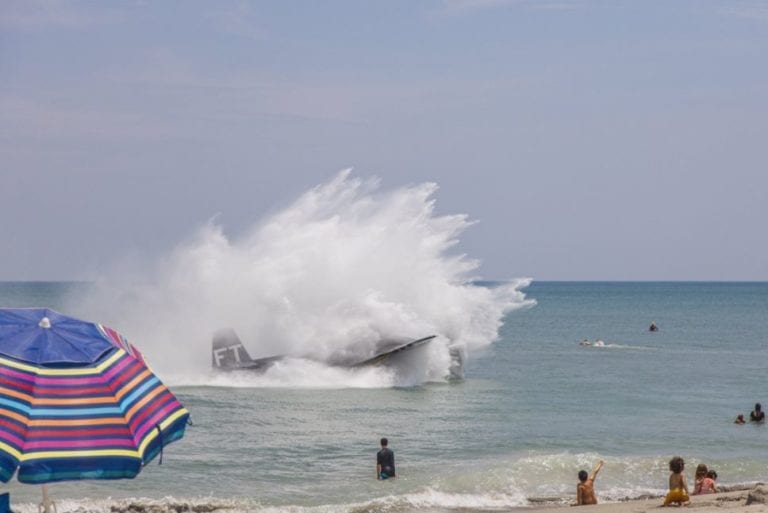 VIDEO: Avión de la Segunda Guerra Mundial aterriza en playa llena de turistas y se vuelve viral