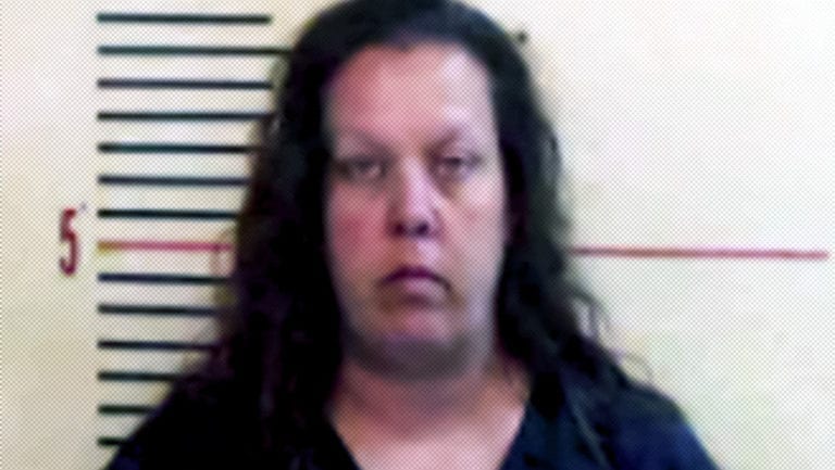 Arrestan a profesora por tener una relación con un estudiante menor por 4 años