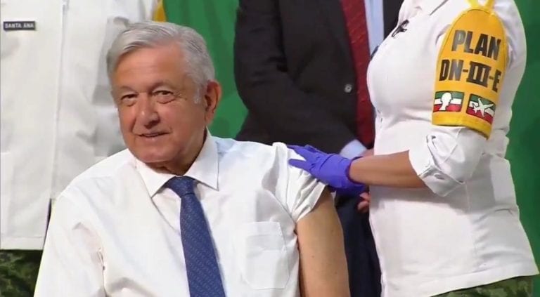 Finalmente AMLO recibió la primera dosis de la vacuna de AstraZeneca contra el Covid-19; fue en la mañanera donde fue inmunizado