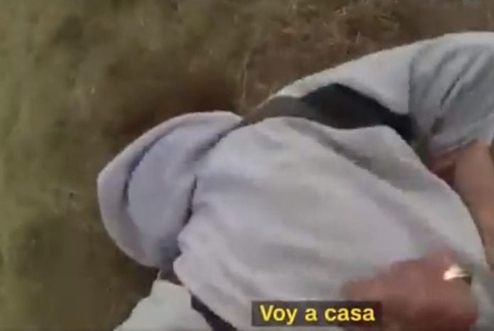 ¡Abuso policial! Abuela de 73 años con demencia es detenida por olvidarse pagar un dulce, la lanzaron al suelo