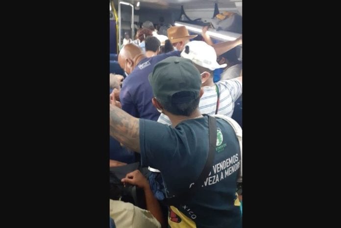 FOTOS: Con sobrecupo viajan camiones de ADO; pasajeros van hasta bebiendo 