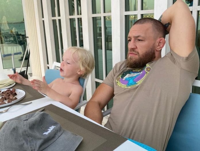 Video: Conor McGregor enseña a su hijo de 3 años a pegar y causa polémica