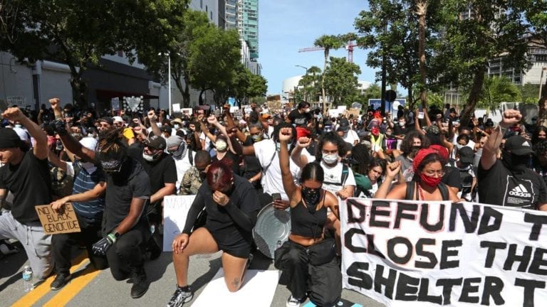 Medio centenar de personas protestan en Miami por muerte de Wright