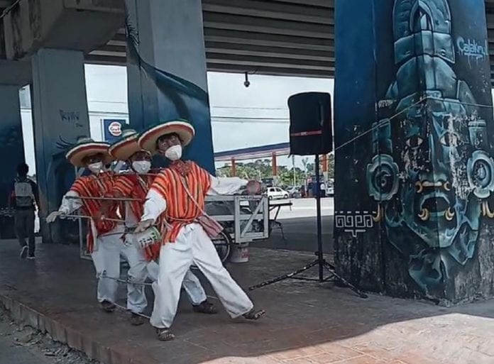 VIDEO: Ingenio playense; artista callejero alegra así a transeuntes en el bajopuente