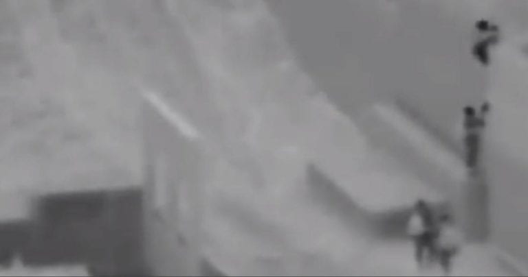 Un "coyote" lanza a un niño desde 2 metros de altura del muro fronterizo; el menor pudo morir pero por fortuna fue salvado