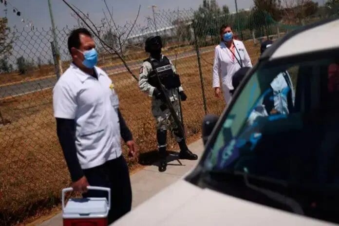 Balea comando armado a brigada de vacunación Covid-19 en Michoacán