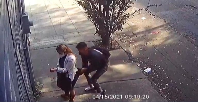 Este pervertido le levantó la falda a una mujer a plena luz el día en la Cdmx; la Fiscalía ya lo investiga y pide ayuda para identificarlo