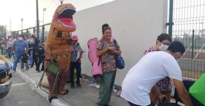 Un hombre vestido de dinosaurio se viralizó, luego que fuera visto cuando acompañó a su madre a que le pusieran su vacuna Covid