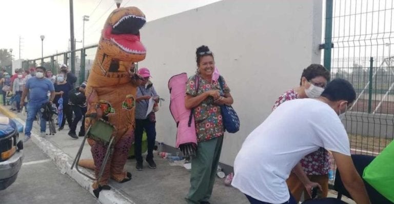 Un hombre vestido de dinosaurio se viralizó, luego que fuera visto cuando acompañó a su madre a que le pusieran su vacuna Covid