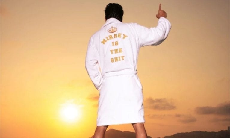 "Quiérete, rey", y conoce la nueva línea de ropa de Roberto Palazuelos Roberto Palazuelos utilizó los memes a su favor y creó su propia línea de ropa con todo el estilo mirrey. Si quieres saber los detalles sobre su marca Papi Palazuelos, aquí te los contamos