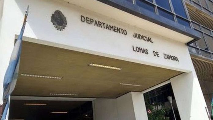 Hombre quema el rostro a una mujer con la plancha y se encuentra desaparecido