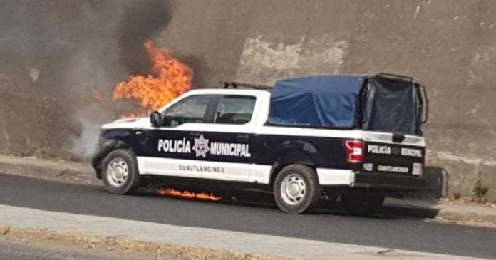 Una calle mal pavimentada generó una protesta que se salió de control; quemaron una patrulla y hasta bloquearon una carretera; todo quedó grabado