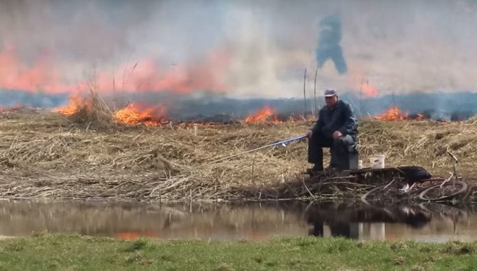 Video: Hombre pesca con toda calma mientras un incendio avanza a sus espaldas