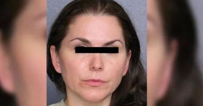 Esta madre al parecer es adicta al fuego; dejó a sus hijos encerrados en un auto por más de una hora para irse al Casino; por ello fue detenida