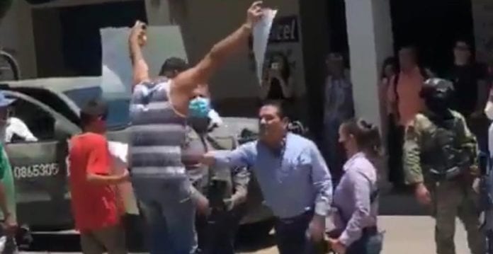 El gobernador de Michoacán empujó de manera cobarde a un maestro que solo le exigía que hiciera que su trabajo; todo quedó grabado