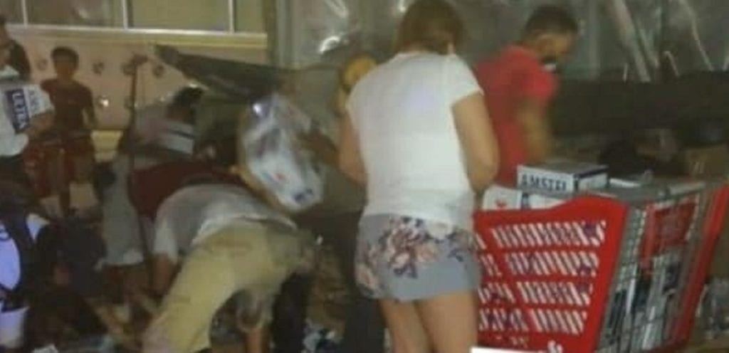 Con todo y niños, playenses hacen rapiña de cerveza en un tráiler volcado 