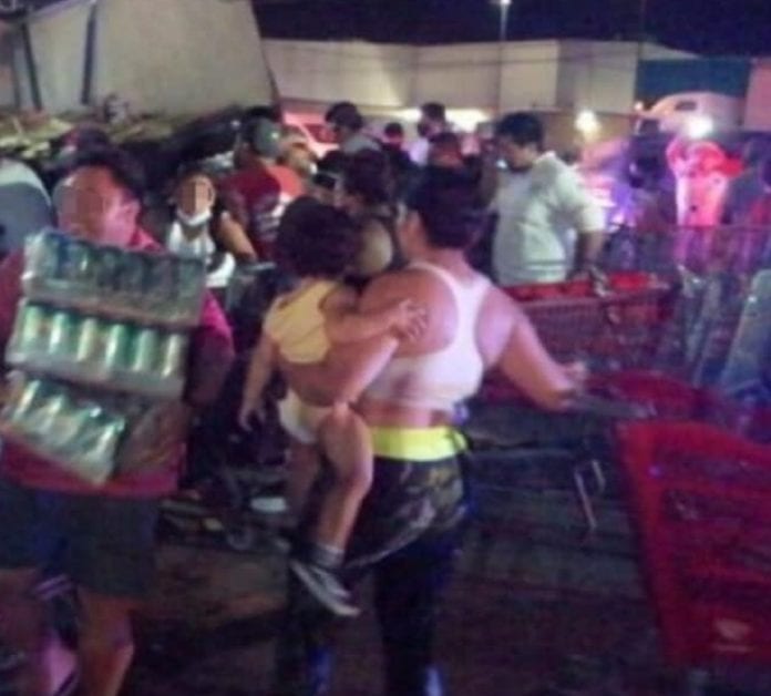 Con todo y niños, playenses hacen rapiña de cerveza en un tráiler volcado