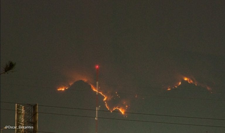 Sigue incendio en Tepoztlán, brigadistas controlan solo el 20% del incidente