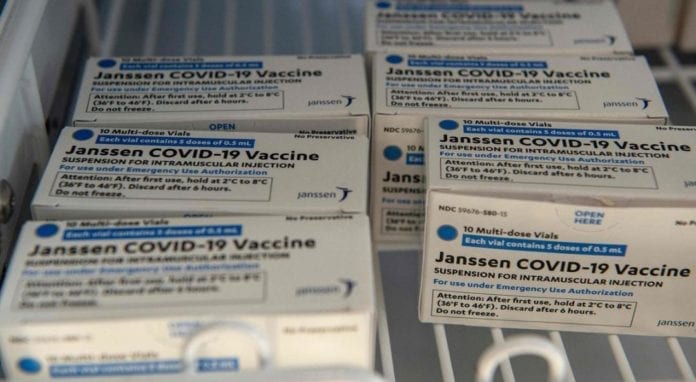 En Estados Unidos suspenden temporalmente la aplicación de la vacuna de Janssen; detectan 6 casos con coágulos