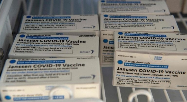 En Estados Unidos suspenden temporalmente la aplicación de la vacuna de Janssen; detectan 6 casos con coágulos