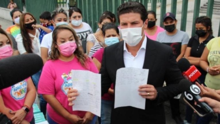 Samuel García protesta ante el IMSS por trato “inhumano” a niños con cáncer