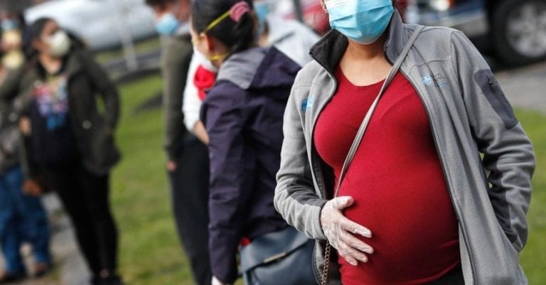 Un nuevo estudio revela que las mujeres vacunadas contra el Covid-19 podrían transmitirle anticuerpos a sus hijos al amamantar