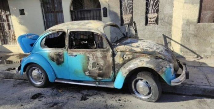 Acusa a mecánicos abusivos de haberle incendiado su automóvil luego de que se negara a pagarles ahustes que él no pidió