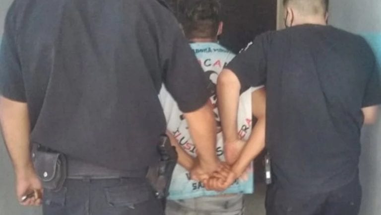 Joven es torturado con agua caliente en una comisaría por golpear salvajemente a menor de 2 años