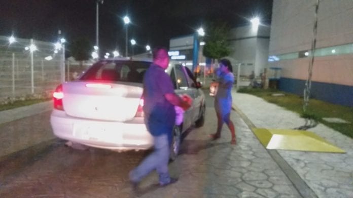 Golpean a sujeto para asaltar distribuidora de cervezas en Cancún