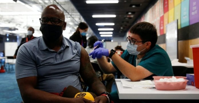 En 80 días, gobierno de Biden vacunó por completo contra la Covid al 20% de los estadounidenses