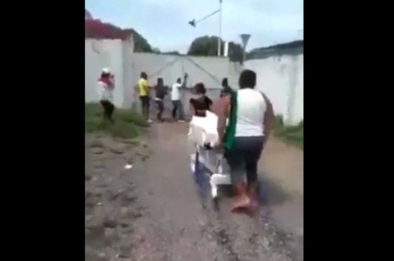 Video: Familia se ‘roba’ un cadáver de un fallecido por Covid-19 en una camilla para enterrarlo