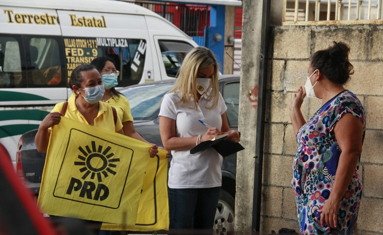 Realiza Carmen Joaquín exitosa caminata por la supermanzana 253 “galaxias del sol”