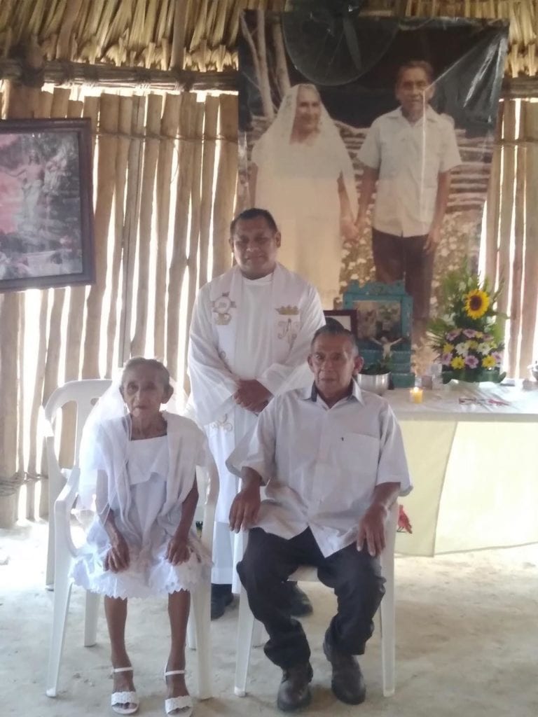 En redes sociales se han viralizado las fotografías de unos abuelitos que decidieron casarse tras 30 años de relación.