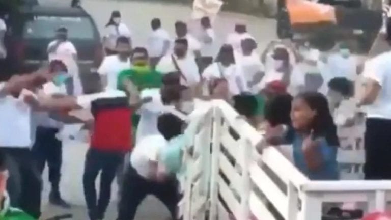 VIDEO: Simpatizantes de MC y el PVEM protagonizan batalla campal en Puerto Vallarta