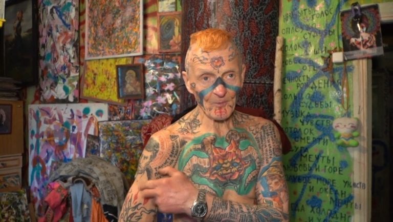 VIDEO: Jubilado ruso se hace más de 60 tatuajes en menos de 2 años; conquista Internet