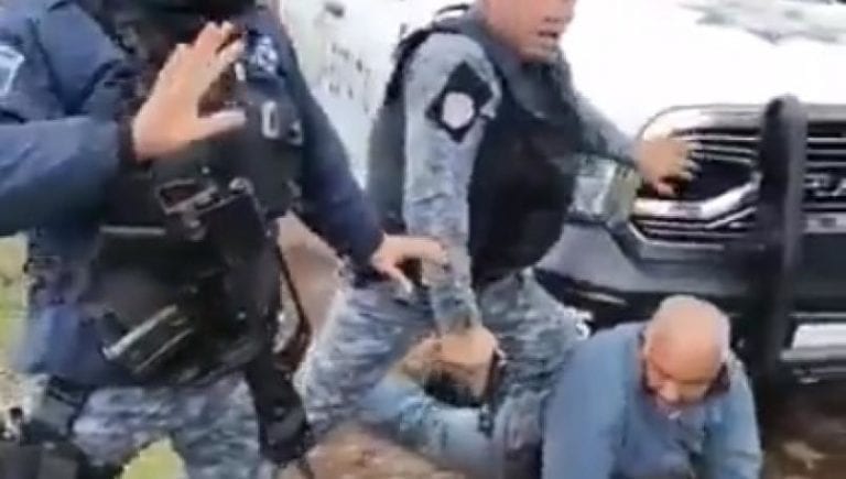Policías de Huauchinango someten a un adulto mayor y disparan al aire