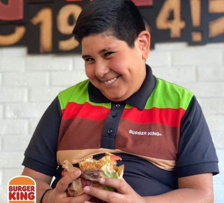 Niño del Oxxo ahora promociona en Burguer King