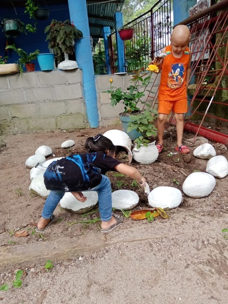 Pequeño Adiel vende plantitas con su mamá para pagar quimioterapias en Tabasco