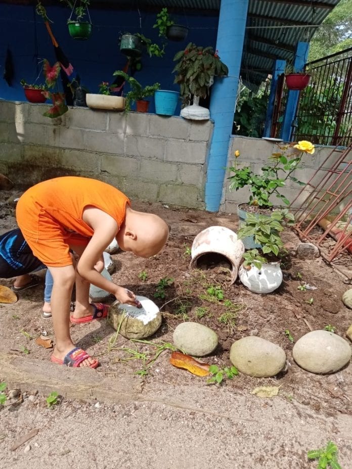 Pequeño Adiel vende plantitas con su mamá para pagar quimioterapias en Tabasco