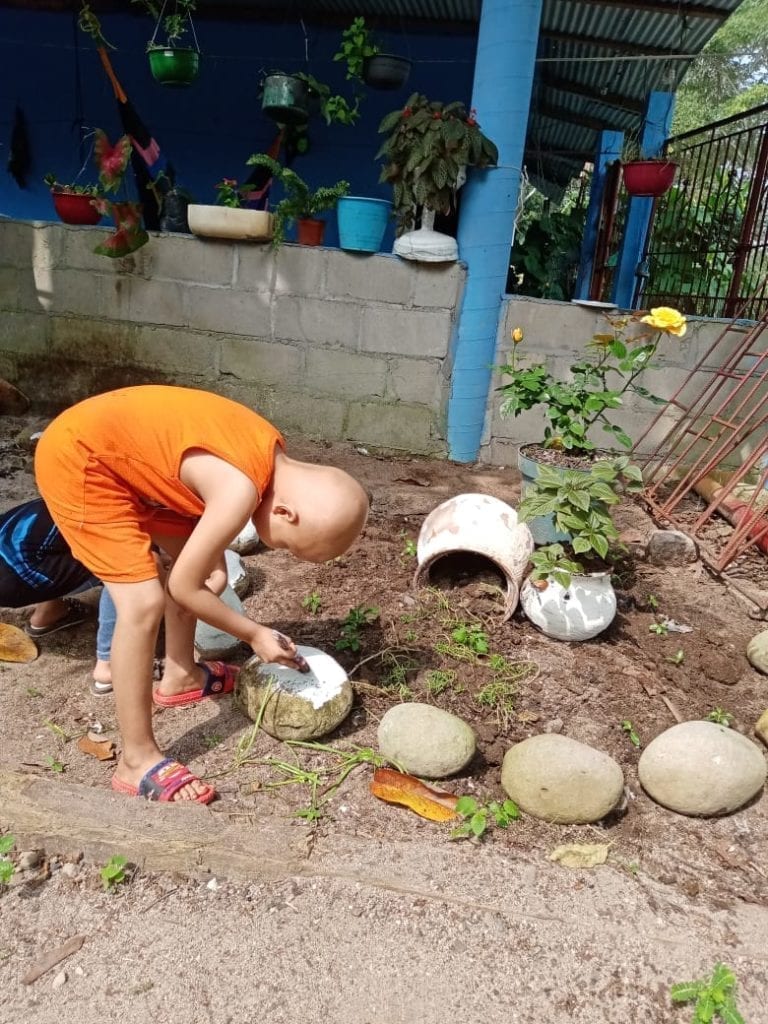 Niño Adiel vende plantitas con su mamá para sortear gastos; es de Tabasco y tiene leucemia