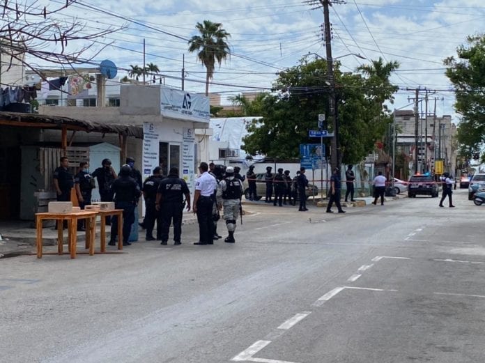 Balean a policías de Playa del Carmen que impidieron asalto a turista afuera de hotel