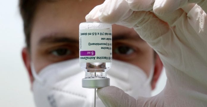 Responsable de EMA ve un “vínculo claro” entre vacuna de AstraZeneca y coágulos