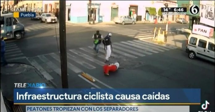 Gente en las calles de Puebla tropieza con infraestructura ciclista; esto fue captado por cámaras de videovigilancia; las imágenes se han viralizado