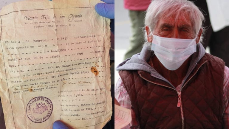 Ancianito presenta su fe de bautismo para vacunarse contra COVID-19